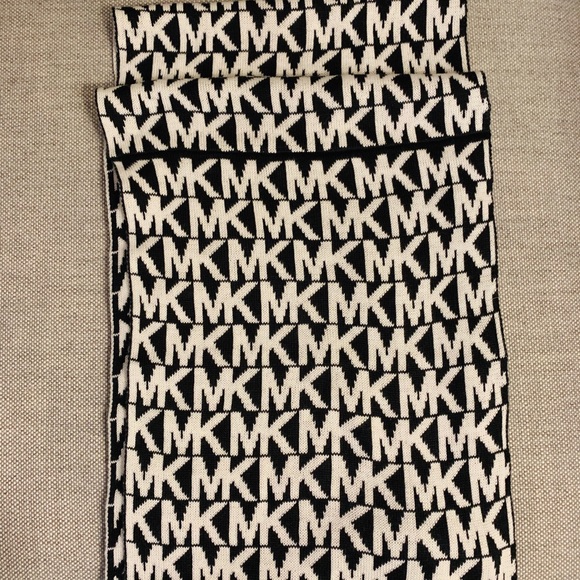 Michael Kors Infiniti Scarf - Picture 4 of 5